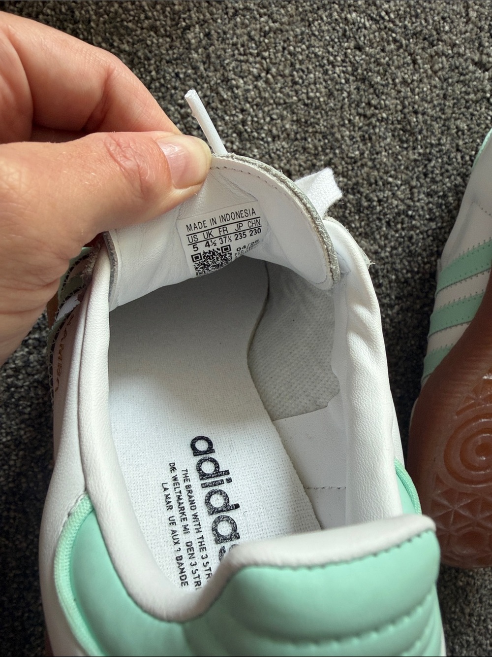 adidas Samba Sneakers in White & Mint Green. Unisex kids 5. Or women’s 6 - Picture 5 of 10